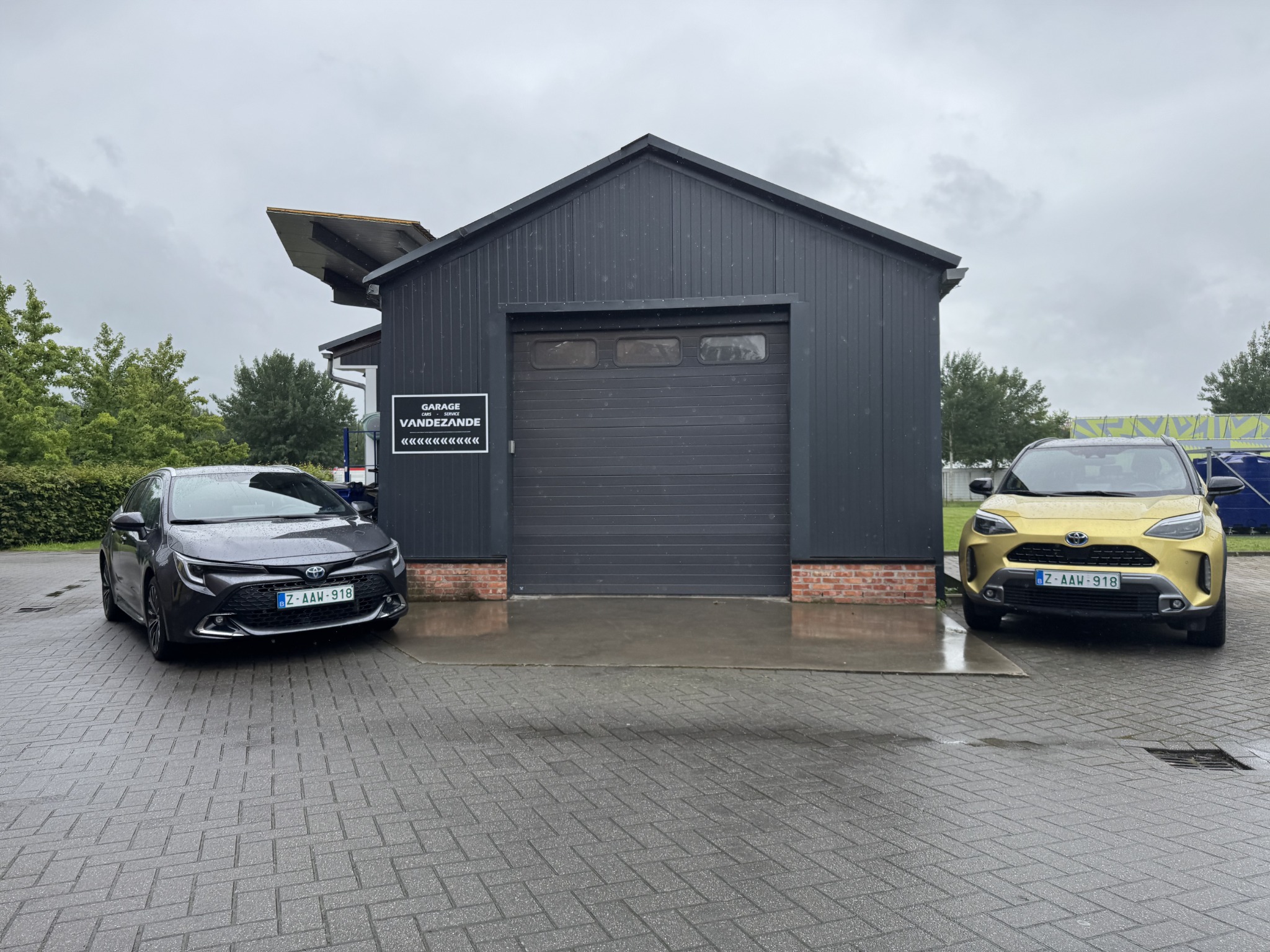 Garage Vandezande in Werchter met twee Toyota’s voor de werkplaats